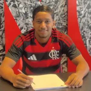 Flamengo renova com joia da base: Emanuel Silva assina primeiro contrato profissional e multa milionária afasta interesse europeu