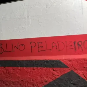 Muro do Flamengo é pichado com críticas a Samuel Lino após derrota para o Bahia