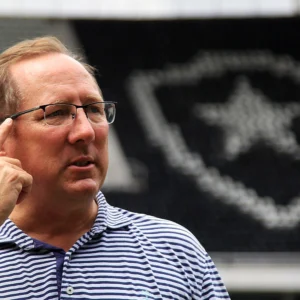 John Textor abre o jogo sobre a situação do Botafogo e garante saúde financeira da SAF