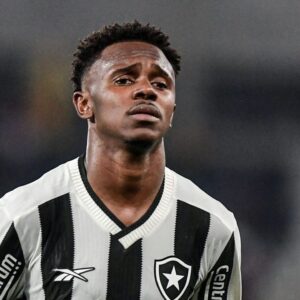 Jeffinho vive novo momento de pressão e pode deixar o Botafogo em 2026