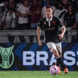 Lucas Piton volta a brilhar e se consolida como destaque do Vasco na temporada