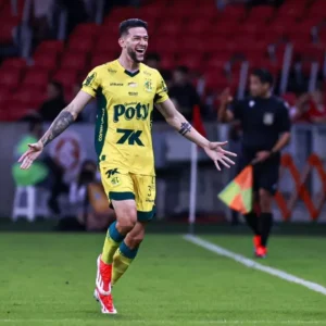 Jemmes chega ao Rio e fica perto de ser anunciado como primeiro reforço do Fluminense para 2026