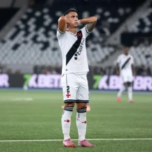 Vasco encaminha renovação de Puma Rodríguez e garante lateral por mais dois anos